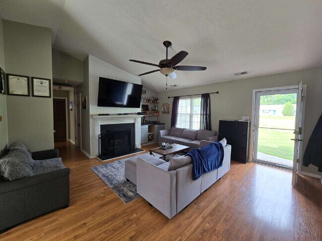 Building Photo - "Charming 3-Bedroom Home with 2 Full Baths in Jacksonville's Cozy Winterberry Court!"