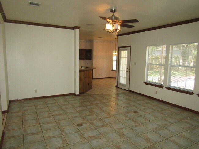 Building Photo - 6106 John Chisum Ln