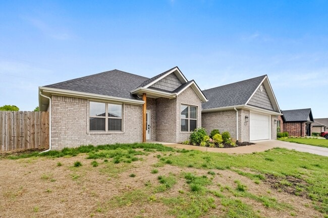 Building Photo - Spacious 4-Bedroom Home with Open Layout, ...