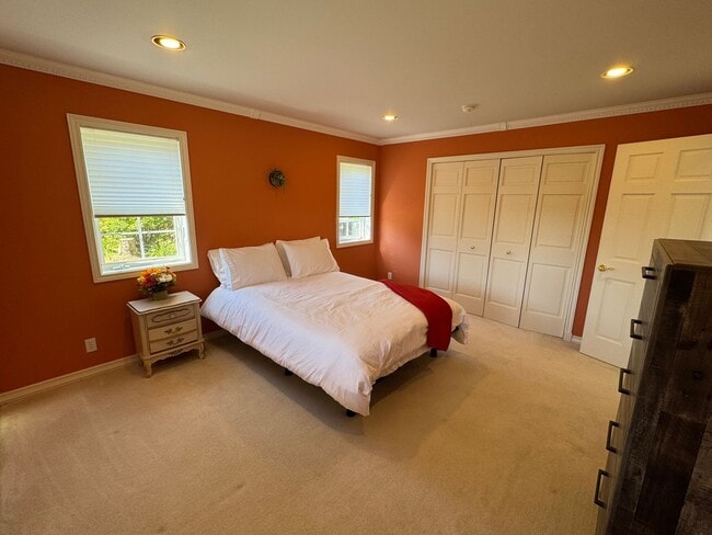 Building Photo - Fully Furnished ALL UTILITIES INCLUDED