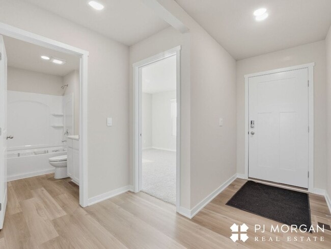 Building Photo - Spacious, Stylish, and Ready for You!