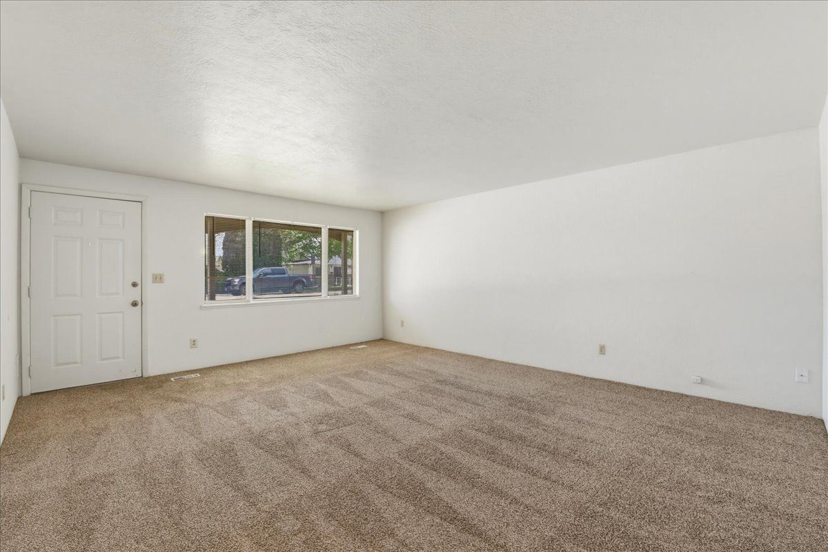 Building Photo - 117 N Homedale Ave
