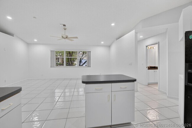 Building Photo - 924 Spoonbill Cir
