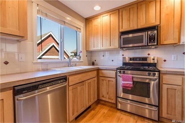 Building Photo - 3 bd 3 bath townhouse close to SPU