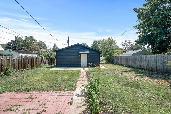 Building Photo - 3127 33rd Ave S