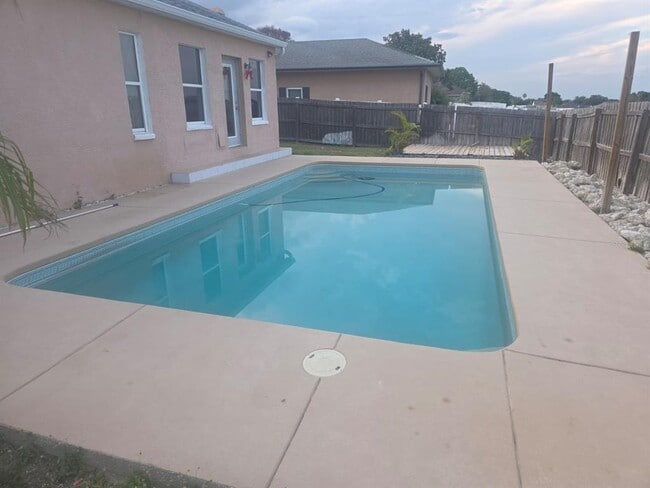 Building Photo - 6018 Charloma Dr