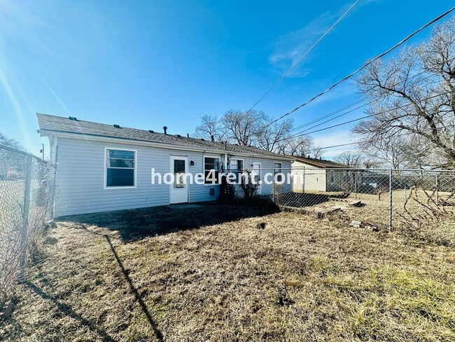 Building Photo - Two Bedroom Ranch Style Duplex Home in Grandview - Featuring Plenty of Natural Light, Fenced Yard...