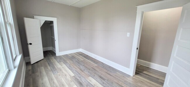 Building Photo - 1326 E Pontiac St