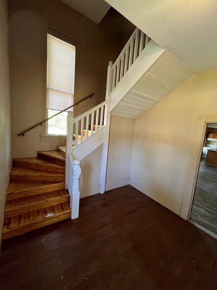 Foyer - 601 S Fredonia St