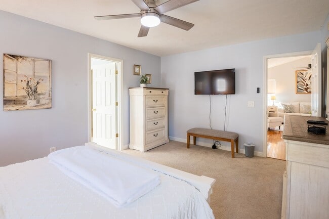 Building Photo - FURNISHED OFF-SEASON MONTHLY RENTAL FOR 2026