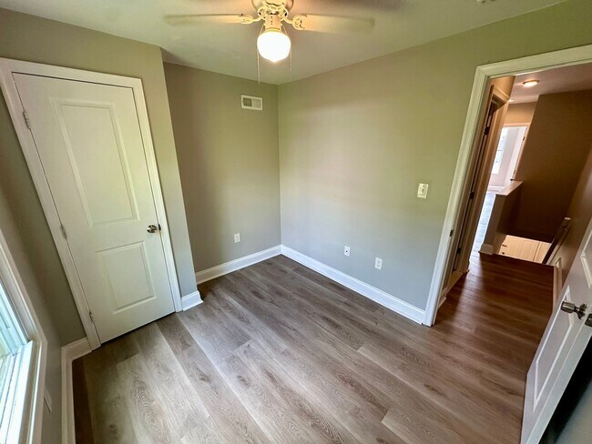 Building Photo - Fully renovated 3 bedroom, one and a half bathrooms