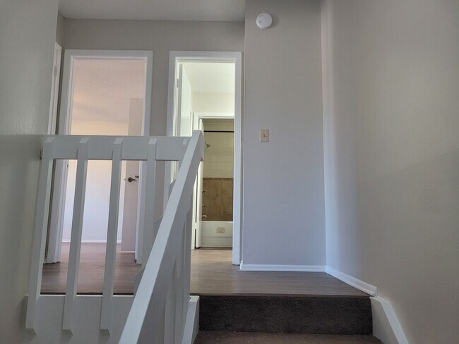 Building Photo - FOR RENT!! CUTE AND COZY 2 BED 1.5 BATH WITH GARAGE (MOVE IN SPECIAL)...