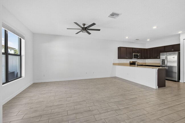 Building Photo - 4408 Hemlock Dr