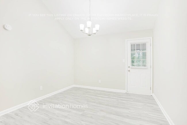 Building Photo - 3260 Redona Dr