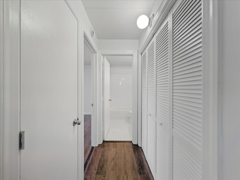 Building Photo - 350 S Main St