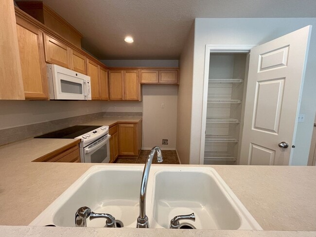 Building Photo - Welcome to this charming 3-bedroom, 3-bathroom home in Forest Grove!