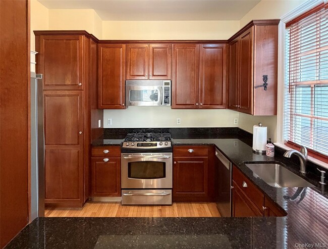 Building Photo - 19 Cropsey St