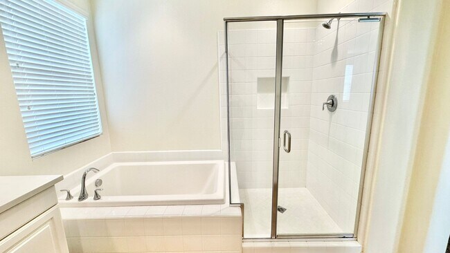 Building Photo - Beautiful, Stand Alone Condo in Resort-lik...