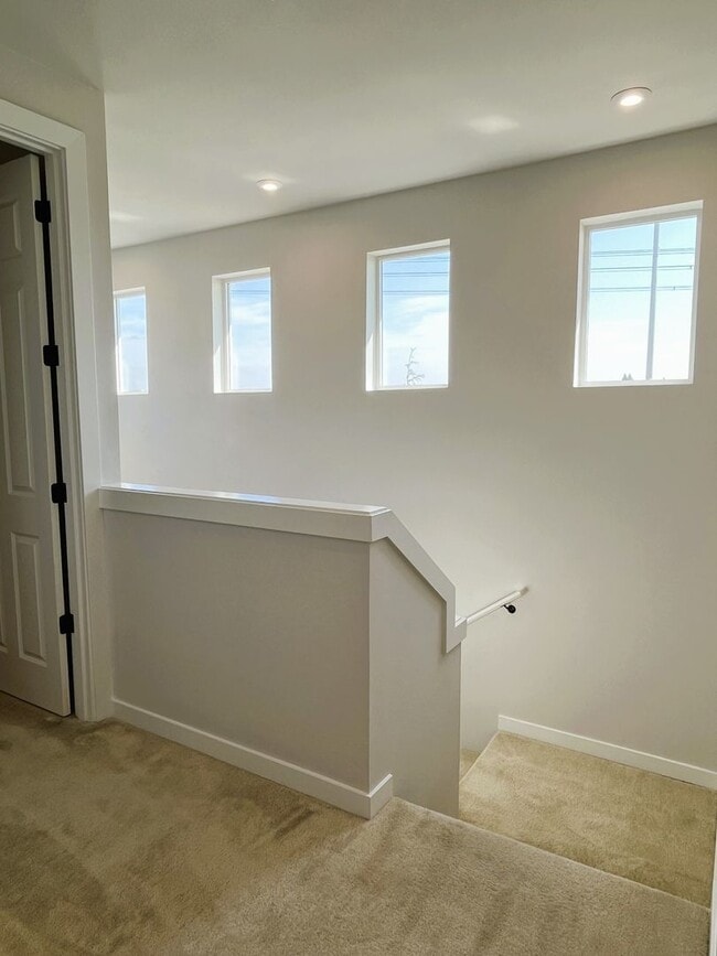 Building Photo - Modern Luxury Meets Convenience in Hillsboro