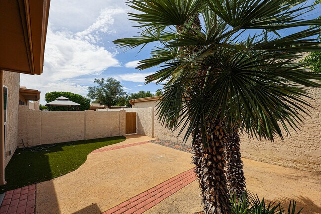 Building Photo - 238 W Maya Dr