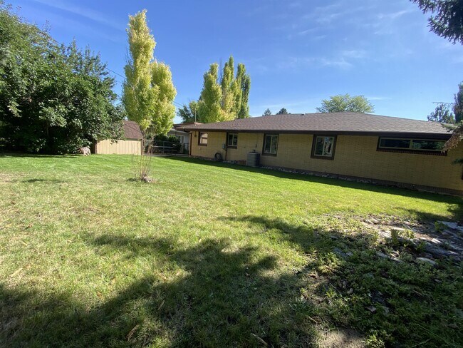 Building Photo - 1828 Beech Dr