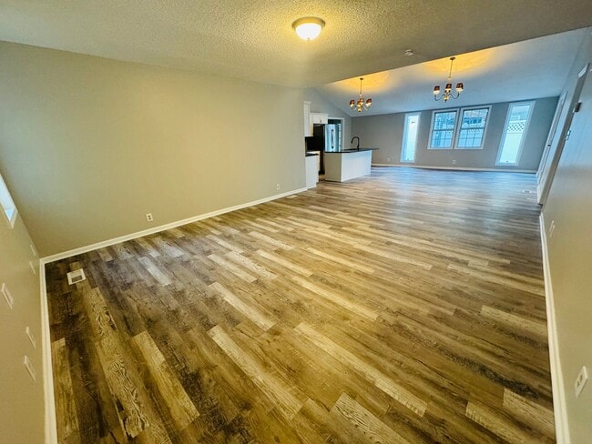 Building Photo - Stunning 8 bedroom House In Fantastic Neig...