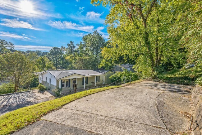 Building Photo - 2161 Chapel Hill Rd