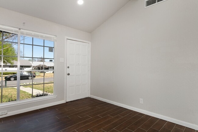 Building Photo - Renovated 2 Bedroom 1 Bath Near UTSA, Medi...