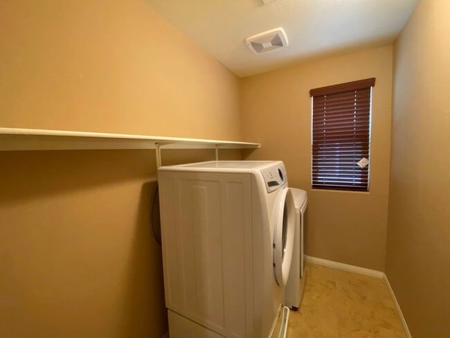 Building Photo - Southwest Beauty!