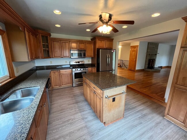 Building Photo - **RIVERFRONT 4-BEDROOM/2-BATH WITH 4-CAR GARAGE, FULL BASEMENT!!**