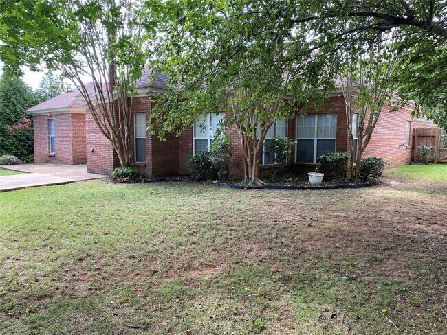 Building Photo - 1924 Dundee Dr