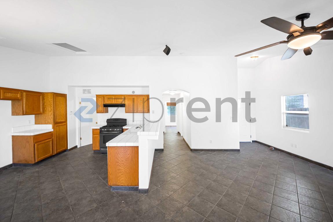 Building Photo - Unit