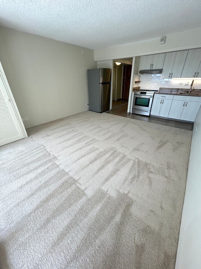 Building Photo - Available Now - High Floor Studio Apartmen...