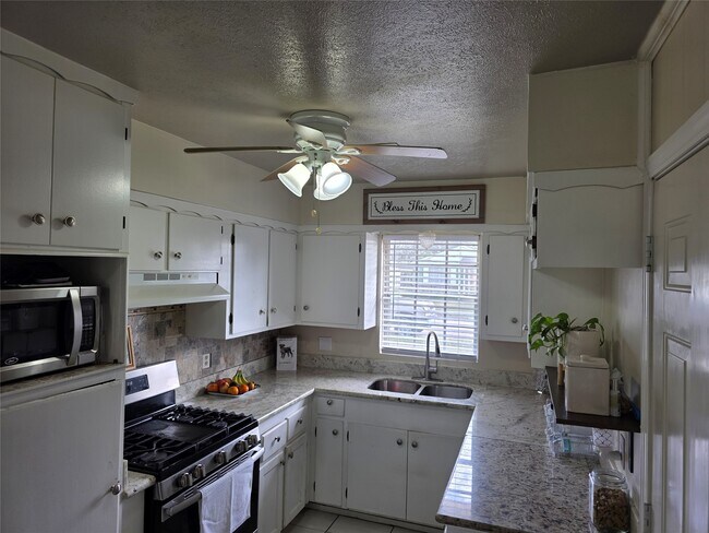 Building Photo - 10315 Carthage Dr