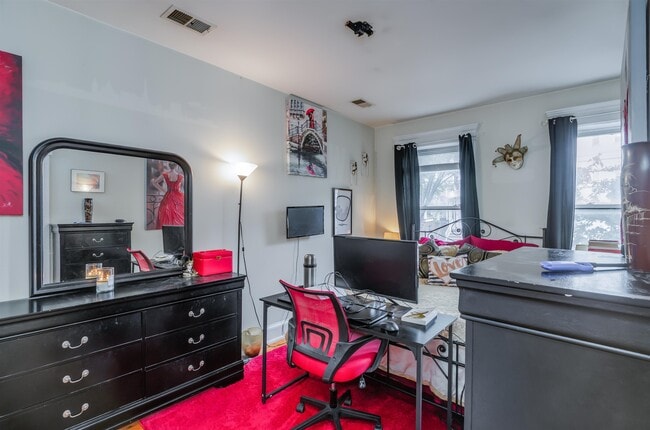 Building Photo - 608 Bramhall Ave