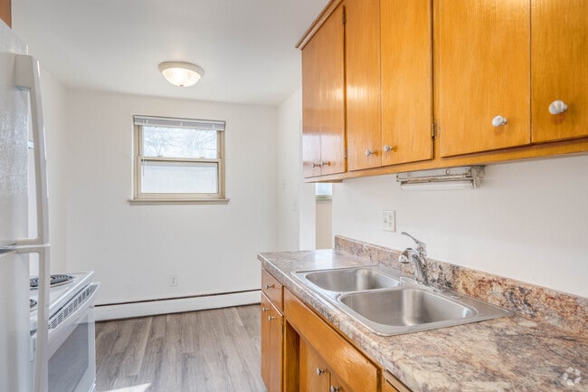 2BR,1BA - 726SF - Kitchen - Alden Park Apartments