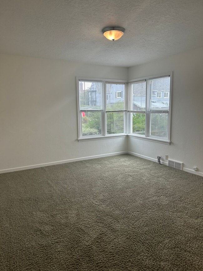 Building Photo - (837) 27th Street Apartments - 1 Bedroom /...