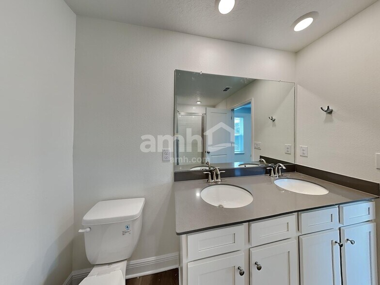 Building Photo - 27070 St Andrews Ave