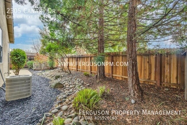 Building Photo - 2305 Canary Dr