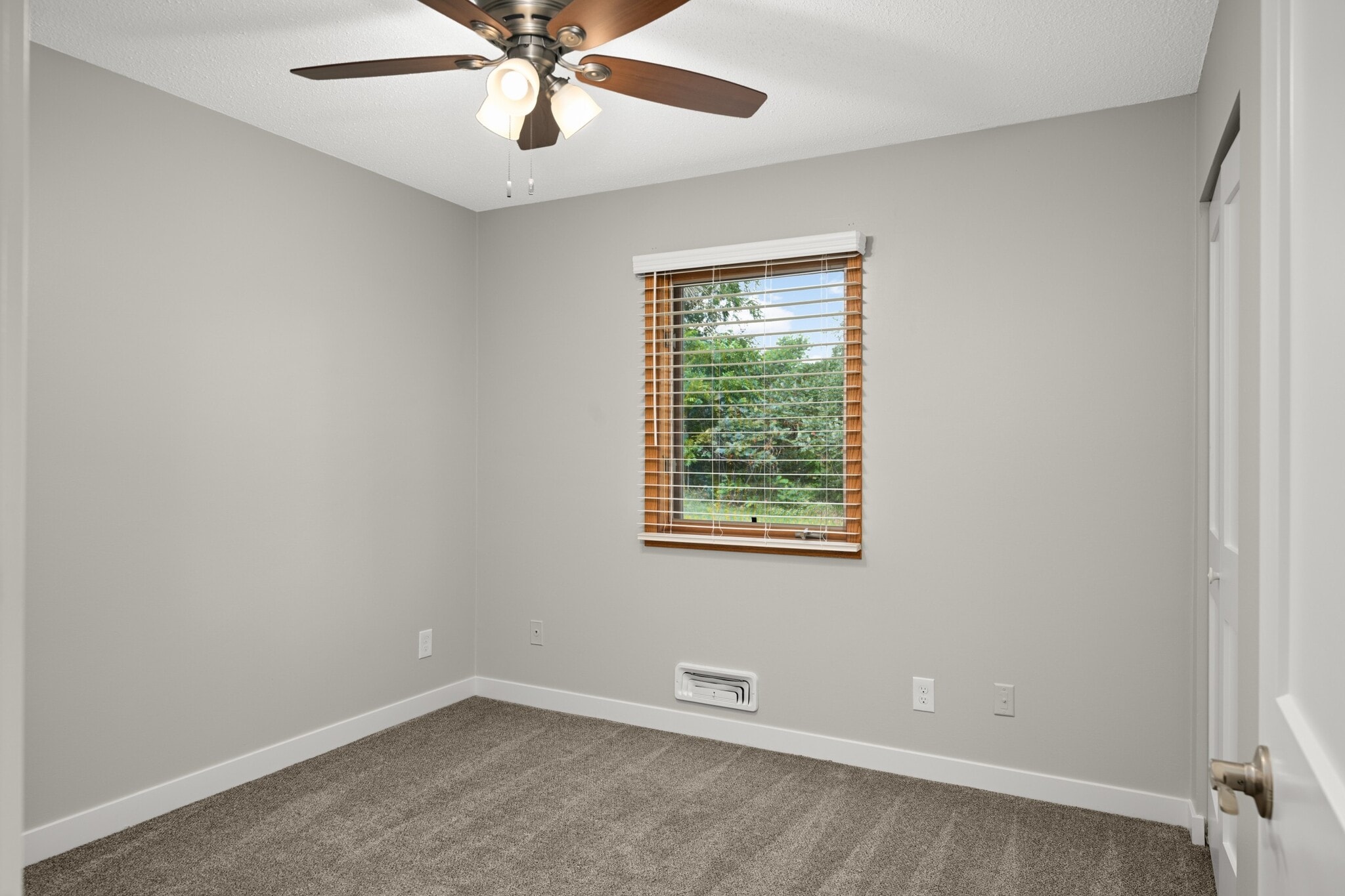 Building Photo - 1349 Easter Ln
