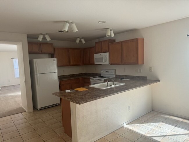 Building Photo - Maricopa 3 bed 2 bath