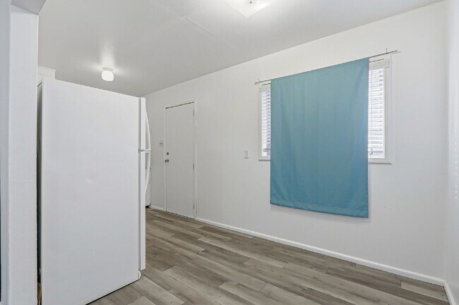 Building Photo - 79904$600 rent. Water and trash included in this 1 bedroom 1 bath apartment.