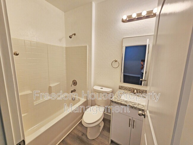 Building Photo - 1111 Sixshooter Ave
