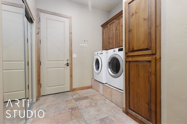 Building Photo - Beautiful 4 Bedroom, 3.5 Bath Home in Scenic