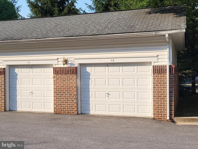 Building Photo - 5800 Clipper Ln