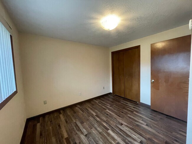 Building Photo - Desirable East Medford Single Story