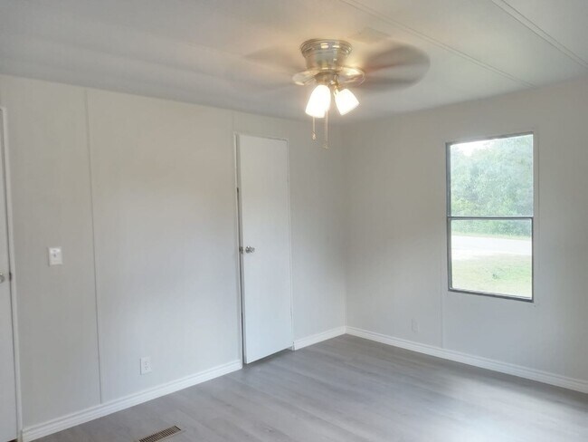 Building Photo - Cozy Roy Harris Loop mobile home