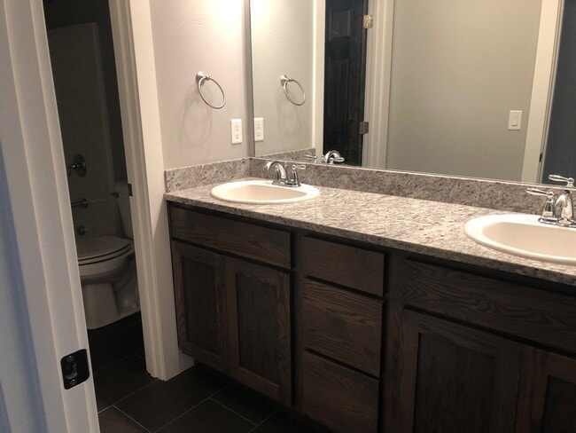 Building Photo - 3 Bedroom, 2 1/2 Bathroom Townhouse -2 weeks free rent with 1-year lease-