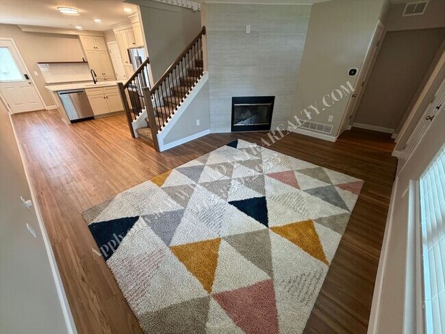 Building Photo - Beautiful Townhome in Olathe-Available NOW!!