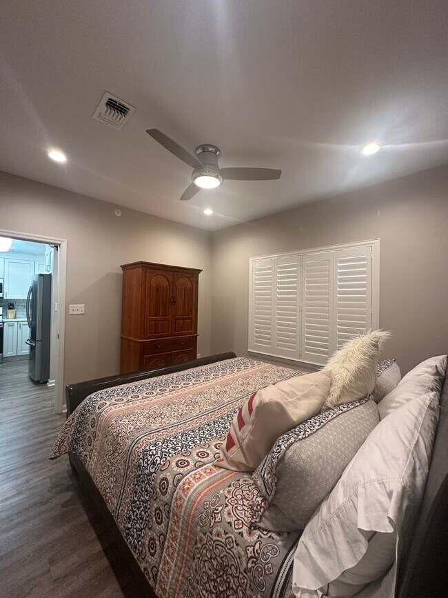 Building Photo - Beautiful Condo walking distance to Grand Boulevard!